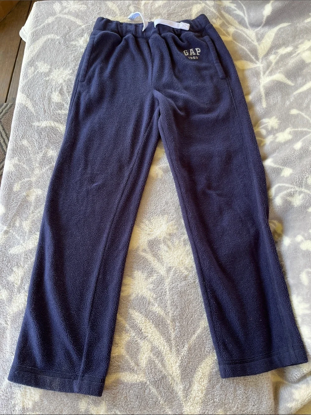 Gap 5 pc Bundle- jogger/sweatpants & 3 tees- essential wardrobe  Sz L